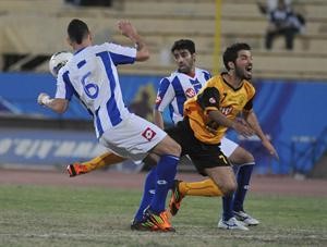 البرازيلي الكسندر نينو يوقف تقدم حمد العنزي في مباراة سابقة 	هاني الشمري﻿