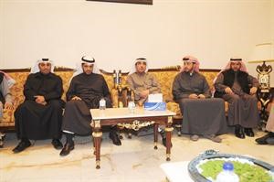 دحسن جوهر متوسطا المشاركين في الندوة اسامة ابوعطية
