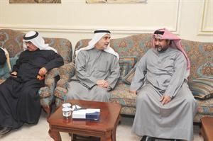 احمد لاري في حديث مع احد ابناء الدائرة	سعود سالم﻿