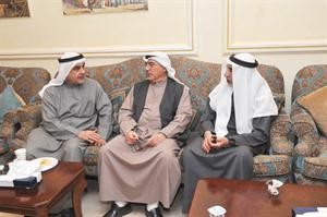 احمد لاري في حوار مع احد الحاضرين في ديوانه﻿