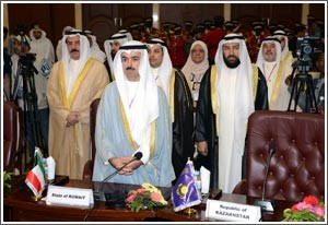 رئيس واعضاء وفد مجلس الامة وقوفا اثناء السلام الوطني﻿