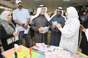 كاظم الشمري خلال جولة في المعرض
