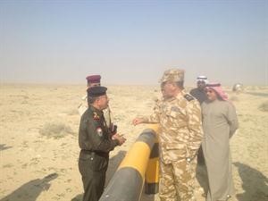 اللواء الشيخ محمد اليوسف خلال الجولة على الحدود مصافحا احد الضباط العراقيين﻿