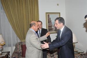 السفير التونسي مصافحا السفير دبسام النعماني