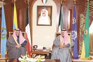 سمو ولي العهد الشيخ نواف الاحمد مستقبلا الشيخ احمد الفهد