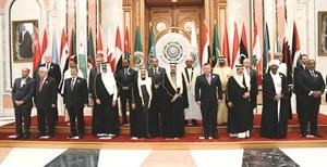 صاحب السمو الامير الشيخ صباح الاحمد وصاحب السمو الملكي الامير سلمان بن عبدالعزيز في لقطة جماعية مع الزعماء العرب المشاركين في القمة
