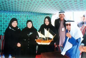 عبدالرحمن المزروعي يتسلم هدية تذكارية من عضوات نادي المعلمات
