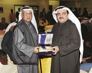 منقذ السريع يتسلم من الرشود تكريم والده لحصوله على جائزة الدولة التقديرية