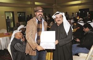 منقذ السريع يكرم عبدالله التركماني لمشاركته في مسرحية نرفانا