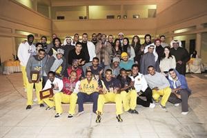 لقطة جماعية للمكرمين في حفل الخليج العربي