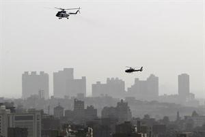 ميدان التحرير شهد امس اول تحليق للطائرة الشرطية في القاهرة رويترز