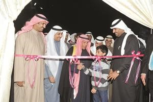 ناصر الساير يقص شريط افتتاح القاعة بمشاركة اعضاء مجلس الادارة وعدد من الحضور﻿