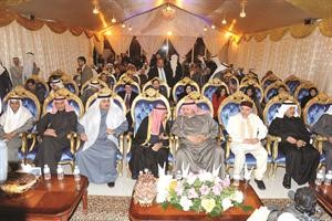 حديث بين ناصر الساير وفيصل القناعي خلال وجودهما في مقدمة الحضور﻿