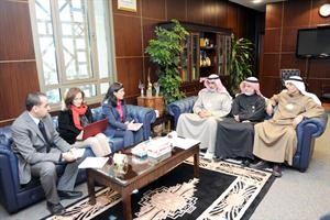 عبدالقادر العجيل وخالد الحسيني وعبدالعزيز البزيع خلال اللقاء مع وفد البنك الدولي﻿