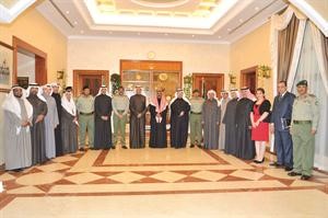 الشيخ مشعل الاحمد متوسطا مسالم الاذينة والشيخ دصباح جابر العلي والفريق ناصر الدعي والحضور في اللقاء
