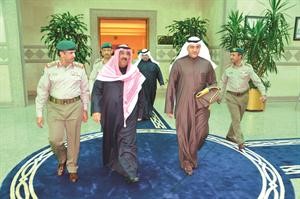 الشيخ مشعل الاحمد ومسالم الاذينة لدى وصولهما لتوقيع البروتوكول
