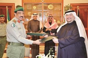 الشيخ دصباح جابر العلي يتبادل البروتوكول مع الفريق ناصر الدعي
