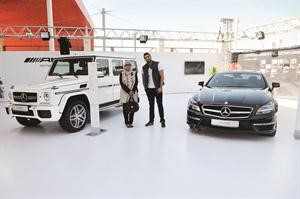 الزميلة نوف العياضي والزميل عبدالعزيز القعود من اسرة العلاقات العامة في الانباء لبا دعوة المنظمين للمعرض﻿