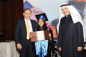 هاشم الرفاعي مكرما احدى الطالبات بحضور د محمد الرمضان﻿