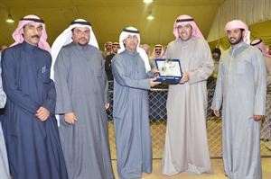 الشيخ ضاري الفهد مكرما احد الفائزين﻿