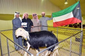احد المشاركين الكويتيين يتسلم جائزته﻿
