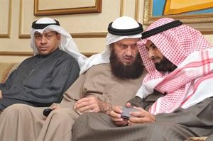 السلطان والوعلان في حوار جانبي ويبدو د حمد المطر﻿