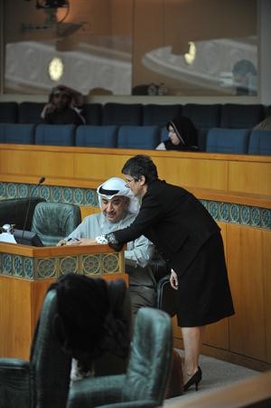 حوار جانبي بين صفاء الهاشم وعبد الحميد دشتي﻿