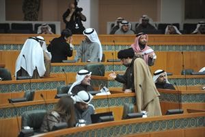 حسين القلاف وصالح عاشور في حوار على هامش الجلسة﻿