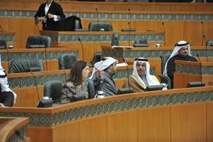 حديث بين رئيس الوزراء والشيخ محمد العبدالله بحضور د رولا دشتي ود يوسف الزلزلة	متين غوزال﻿