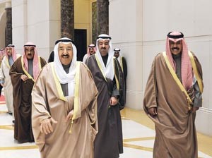 صاحب السمو الامير الشيخ صباح الاحمد لدى وصوله امس وفي استقباله سمو ولي العهد الشيخ نواف الاحمد ورئيس مجلس الامة علي الراشد وكبار الشيوخ والوزراء