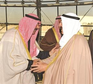صاحب السمو الامير وفي استقباله الشيخ مشعل الاحمد﻿