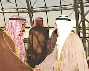صاحب السمو الامير الشيخ صباح الاحمد لدى عودته للبلاد وفي استقباله الشيخ فيصل السعود﻿