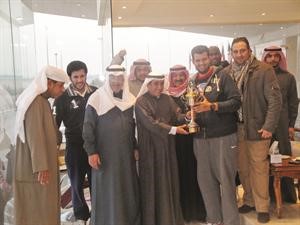 جمال حسين يسلم كاس دنيا خزعل الى الشيخ عبدالله السلمان ﻿