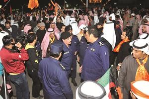 قيادات الداخلية تطالب المتظاهرين بالبقاء في منطقة الصباحية﻿
