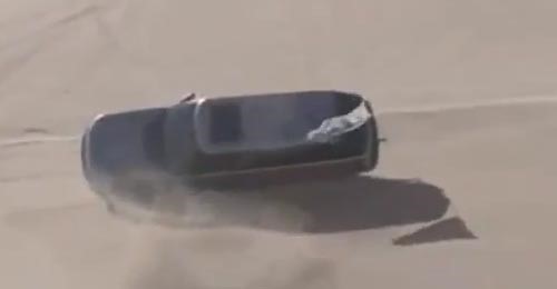 بالفيديو.. انقلاب مروع لسيارة تسير للخلف في صحراء الإمارات