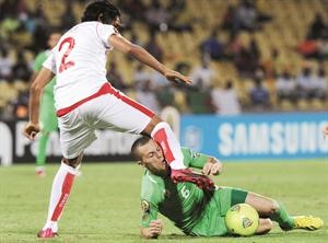 الجزائري جمال مصباح يتلقى ضربة على الوجه من قدم المدافع التونسي بلال عيفا افپ
