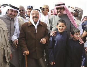 صاحب السمو الامير مع الشيخ ضاري الفهد وعددا من الحضور
