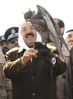 صاحب السمو الامير يحمل احد الصقور