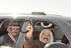 صاحب السمو الامير الشيخ صباح الاحمد يحيي الحضور والمشاركين في المهرجان