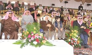 صاحب السمو الامير الشيخ صباح الاحمد وحفيده وسمو ولي العهد وعلي الراشد والشيخ علي الجراح والشيخ خالد العبدالله مع الحضور خلال اللقاء
