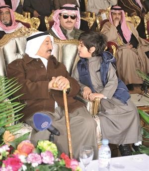 صاحب السمو الامير الشيخ صباح الاحمد في حديث مع حفيده