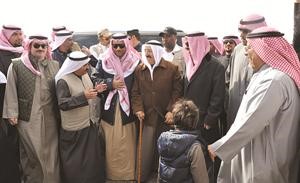 صاحب السمو الامير يستمع الى شرح من محمد شرار بحضور علي الراشد وسمو الشيخ جابر المبارك والشيخ خالد العبدالله والشيخ علي الجراح والشيخ ضاري الفهد
