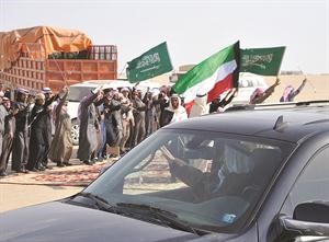 صاحب السمو الامير يحيي المشاركين في المهرجان