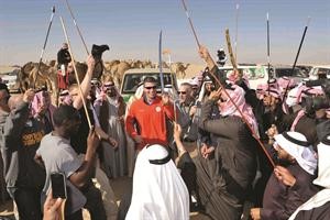 اداء العرضة احتفالا بالفوز