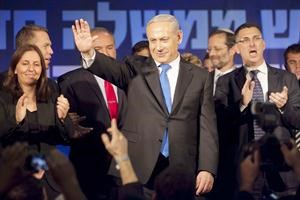 بنيامين نتنياهو محييا مناصريه بعد ظهور نتيجة الانتخابات افپ