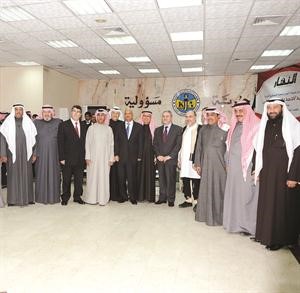 دعلي العمير وعلي الريس وسفراء مصر والعراق والامارات وليبيا والجزائر وعدد من الحضور مع الزميل بهبهاني