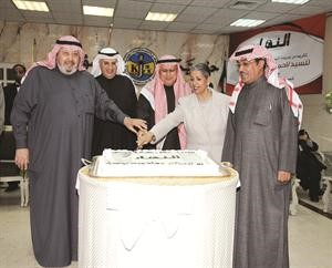 علي الريس ممثلا عن وزير الاعلام يشارك الزملاء احمد بهبهاني وفاطمة حسين وفيصل القناعي وعدنان الراشد قطع كيكة الاحتفال