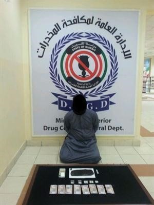 المتهم وامامه المضبوطات