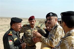 حديث جانبي بين اللواء الشيخ محمد اليوسف واحد الضباط العراقيين﻿