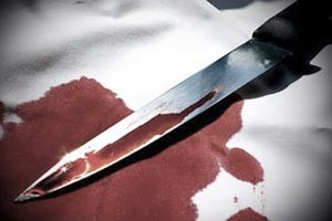 مجهول طعن حدثاً اعترضه خلال سرقة مخيم أسرته ويعود لموقع الجريمة ويحرقه بعد الإبلاغ عنه!